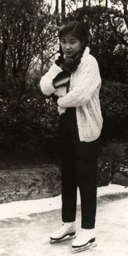 박근혜-학생시절 스케이트를 신고 찍은 기념사진.  서울신문 포토라이브러리