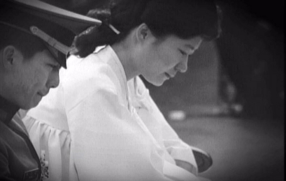 박근혜-1979년 박정희 전 대통령의 장례식 때 상복을 입고 있는 모습.  서울신문 포토라이브러리