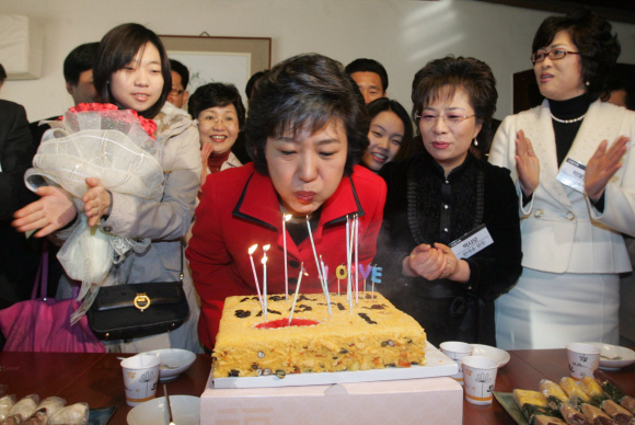 2007년 삼성동 자택을 찾아온 박사모(박근혜를  사랑하는  사람들의 모임). 서울신문 포토라이브러리