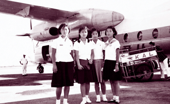 박근혜(왼쪽 두번째) 학창시절 친구들과 비행기 앞에서 찍은 기념사진. 서울신문 포토라이브러리