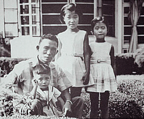 박근혜-어린시절 박정희 전 대통령 및 동생들과 기념사진 찍은 모습.  서울신문 포토라이브러리