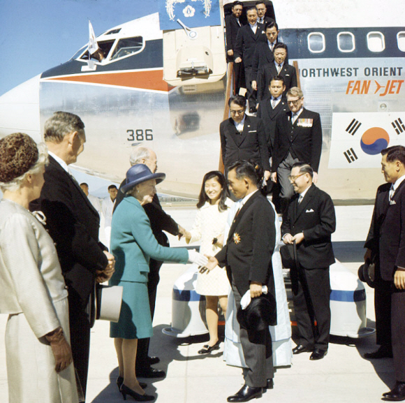 1968년 9월 박정희 전 대통령 내외와 함께 호주 캔버라 공항에 도착한 박근혜.  서울신문 포토라이브러리