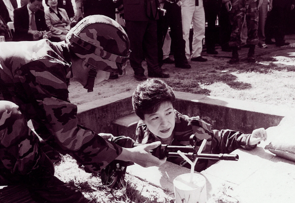 박근혜-군부대를 방문해 군복을 입고 사격에 대해 설명듣는 모습.  서울신문 포토라이브러리