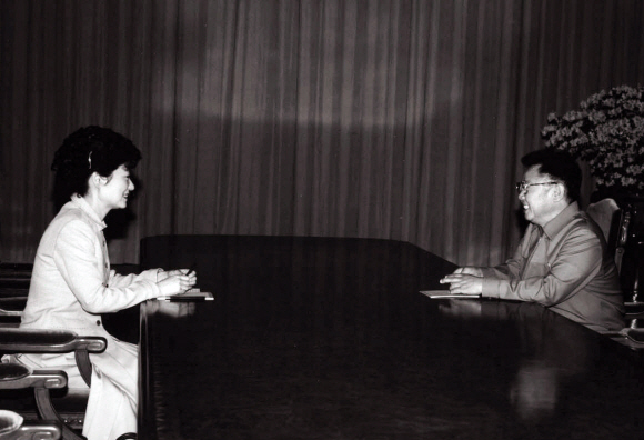 박근혜-2002년 북한을 방문, 김정일 위원장을 만나는 모습.  서울신문 포토라이브러리