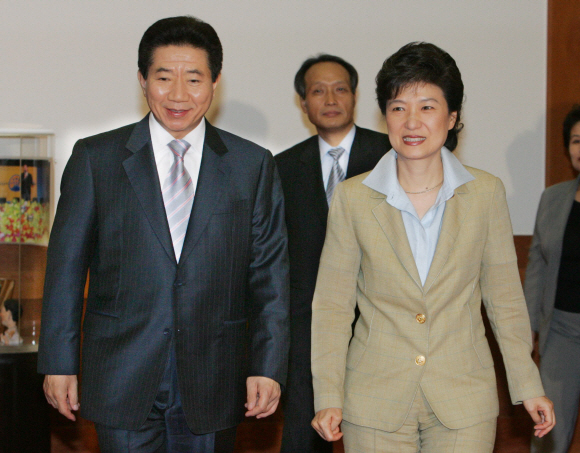 박근혜-2005년 故 노무현 전 대통령을 방문, 환담장으로 걸어가는 모습.  서울신문 포토라이브러리