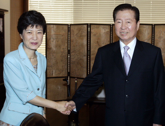 박근혜-2004년 김대중 전 대통령을 방문, 악수하는 모습.  서울신문 포토라이브러리