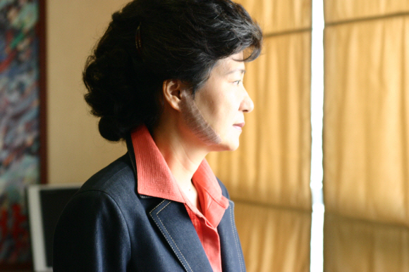 박근혜-2006년 5월 유세도중 테러당한 뒤 수술을 마치고 회복 중일 때의 모습. 서울신문 포토라이브러리