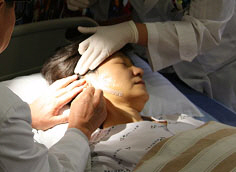 박근혜-2006년 5월 유세도중 테러당한 뒤 응급수술하는 모습.  서울신문 포토라이브러리