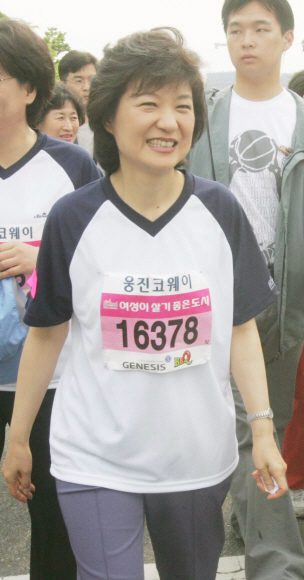 박근혜-2007년 제7회 또또사랑 가족축제 여성 마라톤대회 참가. 서울신문 포토라이브러리