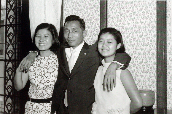 박근혜-1967년 자녀들과 함께 있는 박정희 전 대통령. 서울신문 포토라이브러리