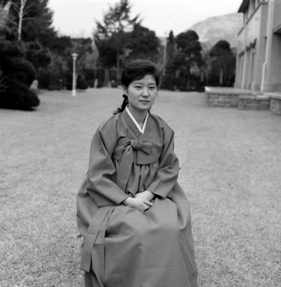 박근혜-1974년 청와대 기념촬영. 서울신문 포토라이브러리