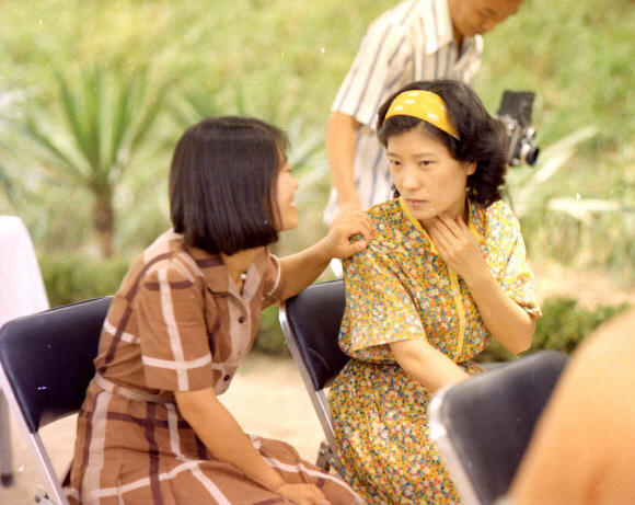 박근혜-1977년 해변 휴양. 서울신문 포토라이브러리