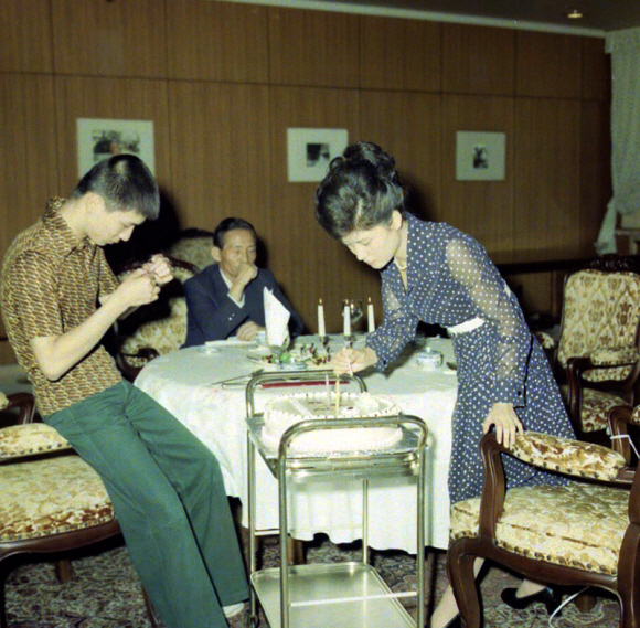 박근혜-1979년 생일자축연. 서울신문 포토라이브러리