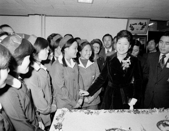 박근혜-1977년 버스안내양 솜씨자랑 바자회 참관.  서울신문 포토라이브러리