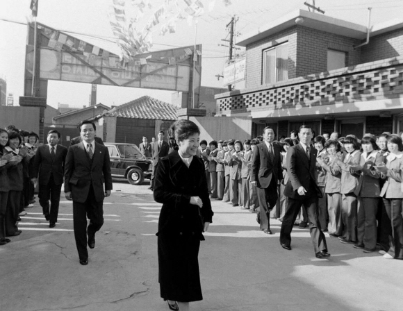 박근혜-1977년 버스안내양 솜씨자랑 바자회 참관. 서울신문 포토라이브러리