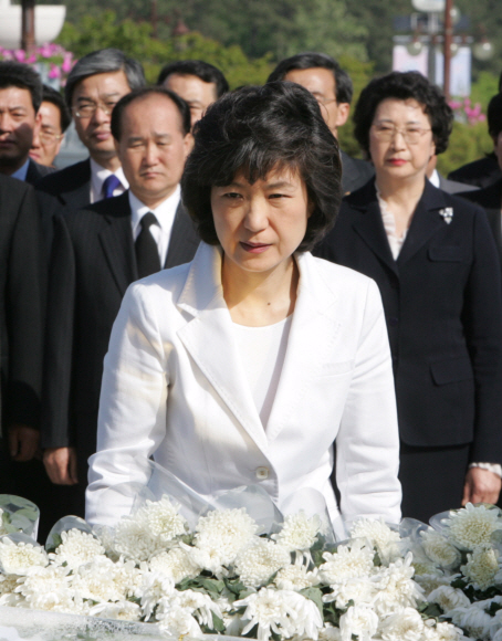 박근혜-2007년 광주 5.18묘역을 참배. 서울신문 포토라이브러리