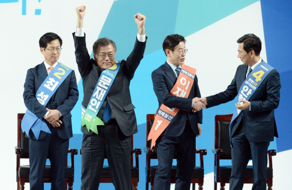 27일 오후 광주여대 유니버시아드 체육관에서 열린 더불어민주당 권역별 순회투표에서 1위에 오른 문재인 후보가 주먹을 불끈 쥐고 있다.    도준석 기자 pado@seoul.co.kr