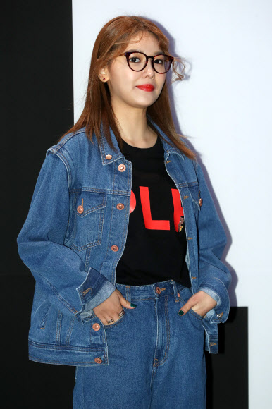 그룹 소녀시대의 수영이 27일 오후 서울 동대문디자인플라자(DDP)에서 열린 2017 F/W 헤라서울패션위크 오프닝쇼 포토행사에 참석하고 있다.    연합뉴스