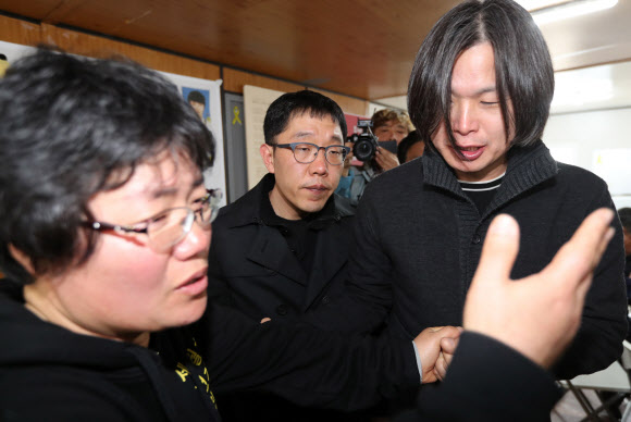 눈물 참는 김제동