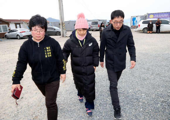 팽목항서 세월호 가족 만나는 김제동