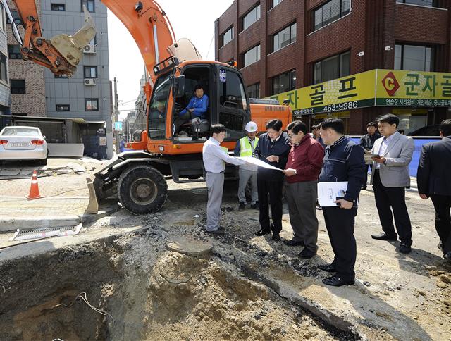 김 구청장이 지난해 5월 자양동 구의배수분구 하수관로 정비공사장을 찾아 공사 진행 사항을 점검하고 있다.<br>광진구 제공