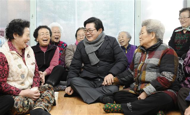 김 구청장이 지난 1월 설을 맞아 지역 내 어르신복지시설을 찾아 환담을 나누고 있다. <br>광진구 제공