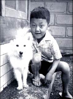 바른정당 유승민 후보의 어린시절 대구 삼덕동 자택에서 기르던 강아지와 함께 사진을 찍은 모습. 유승민 의원실 제공