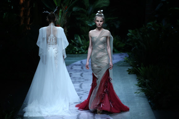 28일(현지시간) 중국 베이징에서 열린 ‘메르세데스-벤츠 차이나 패션 위크’ 중 모델이 디자이너 Yu Aiping의  ‘Jusere’ 컬렉션을 선보이고 있다. EPA 연합뉴스