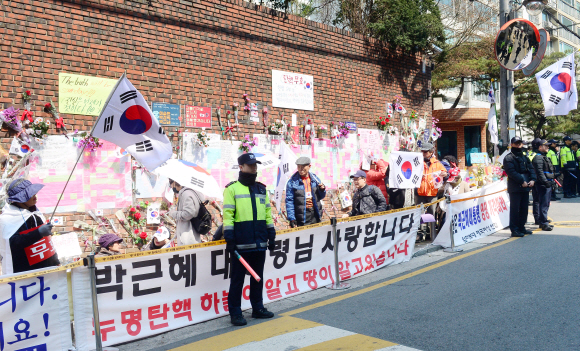 박근혜 전 대통령의 구속영장 실질심사를 하루 앞 둔 29일 서울 삼성동 박 전 대통령 자택 주변에서 지지자들이 태극기를 흔들고 있다.   정연호 기자 tpgod@seoul.co.kr