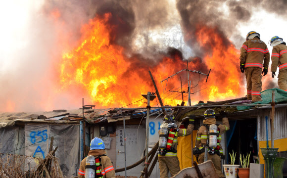 29일 오전 서울 강남구 구룡마을 7B지구에서 소방관들이 화재를 진압하고 있다. 서울 강남소방서 제공=연합뉴스