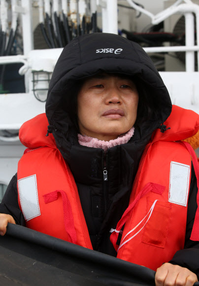 29일 전남 진도군 동거차도 인근 해역에서 세월호 사고 지역으로 향하던 경비정이 기상 악화로 회항하자 미수습자 허다윤양의 어머니 박은미씨가 안타까움을 숨기지 못하고 있다. 해양수산부는 29일 오전 강풍이 동반된 비로 반잠수식 선박의 날개탑 제거와 고정 작업이 일시 중단된 상태라 밝혔다.  진도 사진공동취재단