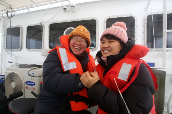 29일 전남 진도군 동거차도 인근 세월호 작업 현장으로 향하는 경비정에서 미수습자 조은화양의 어머니 이금희(왼쪽)씨와 허다윤양의 어머니 박은미씨가 ’세월호 미수습자 지원법 국회 법사위를 통과’ 소식을 듣고 기뻐하고 있다.  연합뉴스