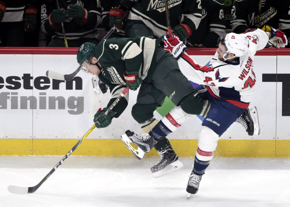 빙상에서 충돌한 선수들