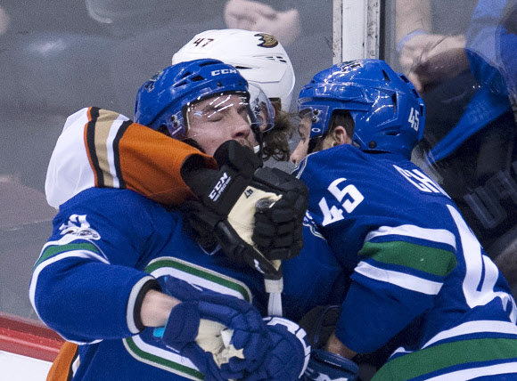 목 조르는 것 아니야?