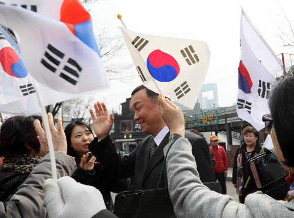 태극기에 둘러싸인 손상대 대표