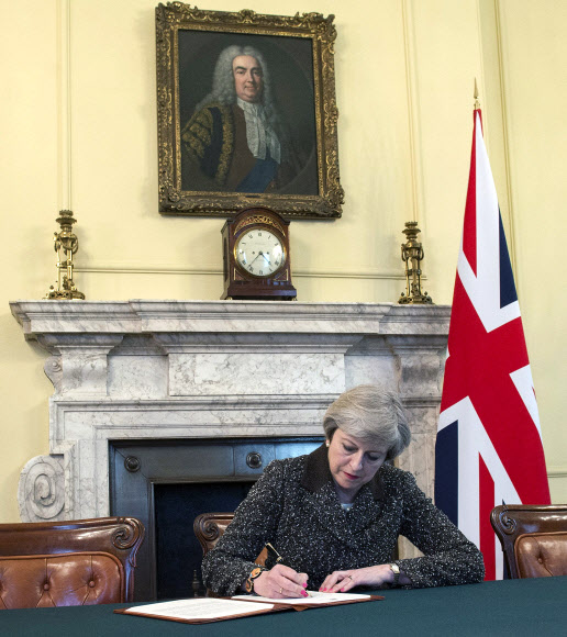 메이 英총리, 브렉시트 통보문 서명… EU와 ‘이혼 협상’ 착수