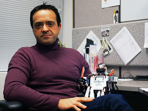 자사가 개발한 터틀봇을 들고 있는 맥스 베르사체 CEO. 뉴렐라 홈페이지 캡쳐