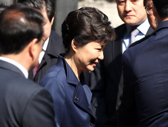 미소는 보이지만