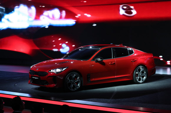 공개된 기아 고성능 세단 ’스팅어’