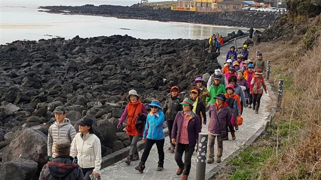 내국인이 선호하는 관광지인 제주 애월 한담 바닷가에는 요즘 유커가 사라지면서 내국인 관광객들이 몰려와 해안 산책을 하며 제주 여행을 만끽하고 있다.