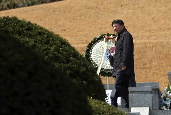 심각한 표정의 박지만