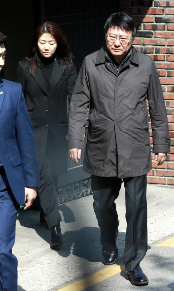 굳은 표정의 박지만-서향희