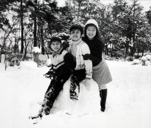 35년전의 박지만씨  지난 14일 결혼식을 올린 박지만씨의 어렸을 때의 모습.69년 1월 청와대 뒤뜰에서 찍은 사진이다. 그 뒤로는 근영·근혜씨.