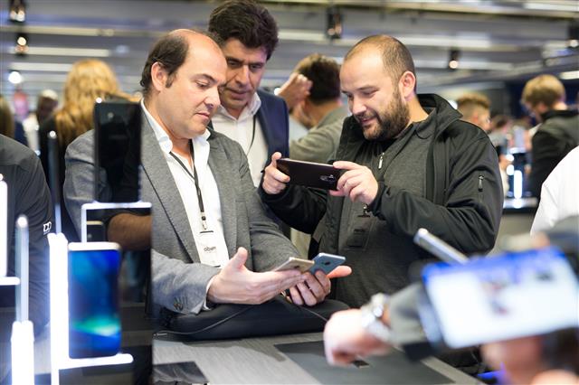 S8 공개 행사가 열린 링컨센터에서 참석자들이 제품을 살펴보고 있다. 삼성전자 제공