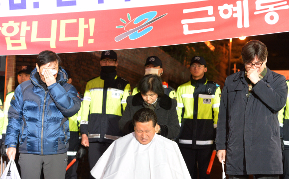 박근혜 전 대통령 구속에 삭발하는 지지자