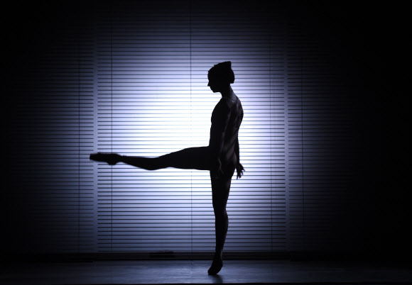 스페인 출신의 무용수 겸 안무가인 블랑카 리와 볼쇼이발레단 소속 발레리나 마리아 알렉산드로바의 공연 ‘여신과 악마(Goddesses&Demonesses)’ 개막에 앞서 30일(현지시간) 미국 뉴욕에서 리허설을 하고 있다.   AFP 연합뉴스