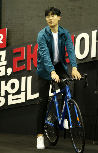 로드 자전거 선보이는 류준열