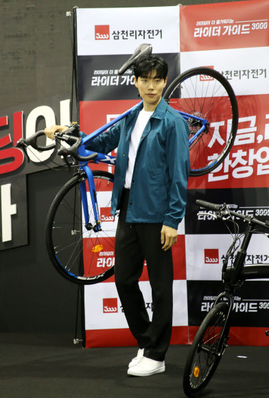 로드 자전거 선보이는 류준열