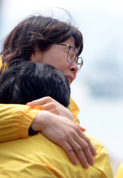 1080일간 길고 긴 바다여행을 마친 세월호가 31일 오후 전남 목포 신항에 도착하자 세월호 희생자 가족들이 오열하고 있다. 목포 박윤슬 기자 seul@seoul.co.kr