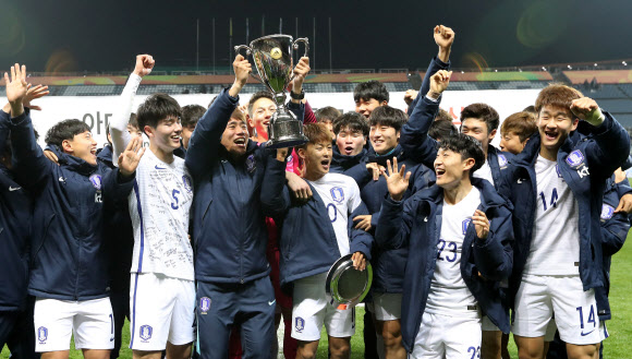 지난 30일 제주 서귀포월드컵경기장에서 열린 20세 이하(U-20) 4개국 초청대회 우승 세리머니에서 한국 선수들이 환호하고 있다. 제주 연합뉴스